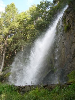 La cascata di Orbeillaz, sul sentiero che segue il Ru d'Arlaz