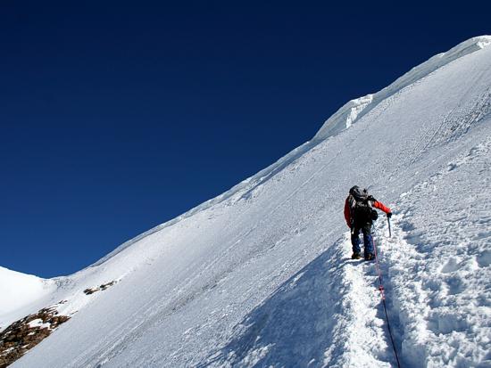 Salendo verso il Colle del Felik, sul Monte Rosa