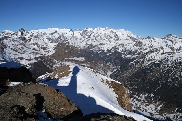 L'ombra della Madonna sulla cima del M. Zerbion, verso il M. Rosa e l'alta Valle d'Ayas