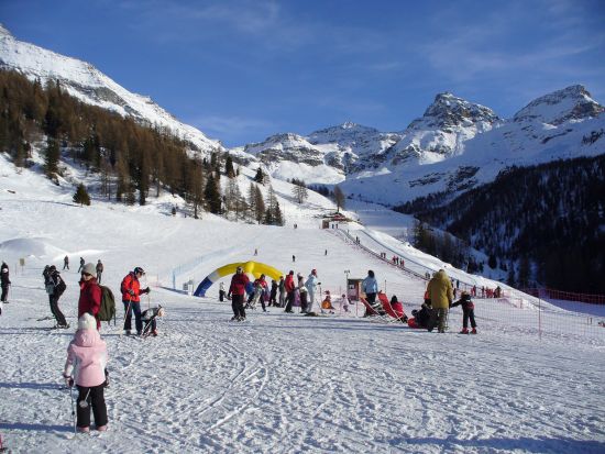 Le piste da sci viste dall'arrivo funivia del Crest